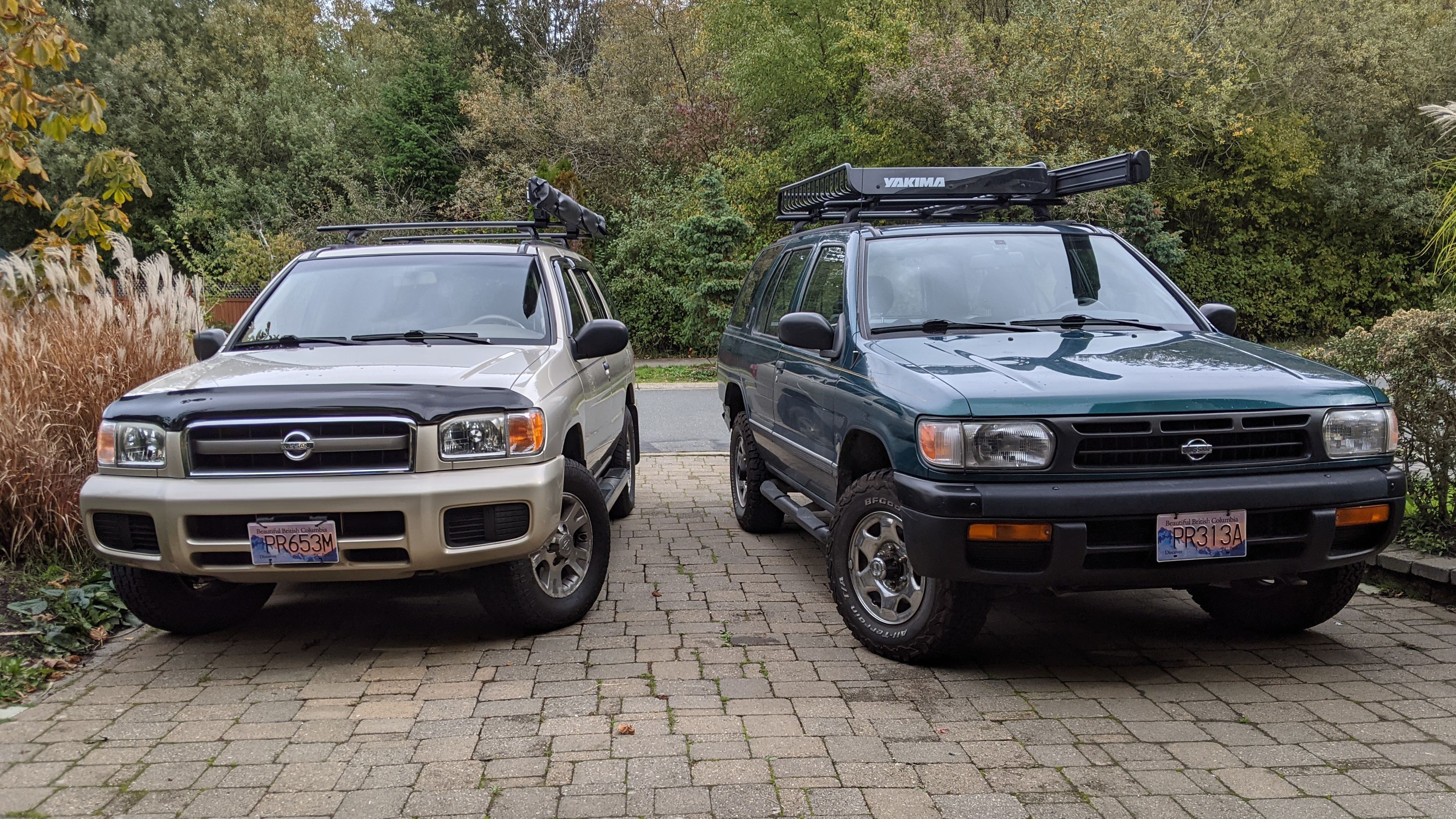 Post facelift R50 Pathfinder (left) and pre facelift R50 Pathfinder (right).